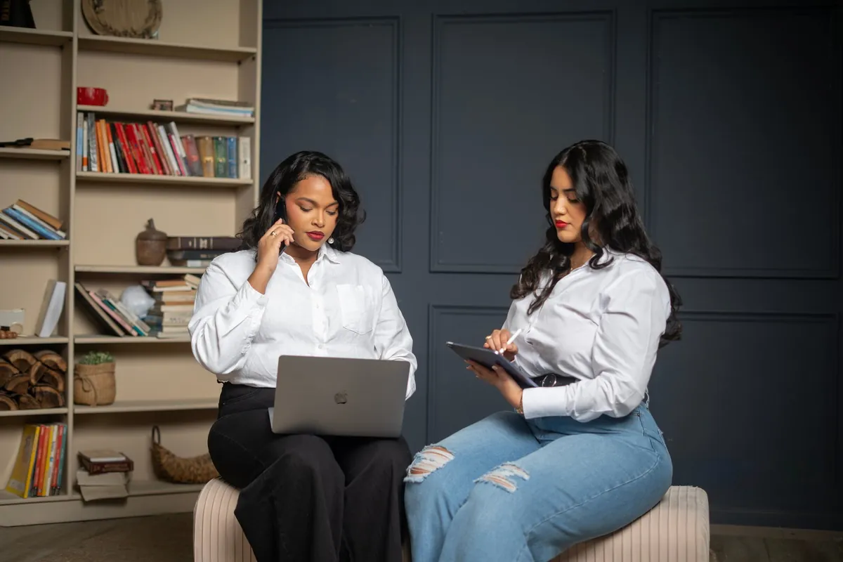Audrey Abreu y Ada Mieses, fundadoras de DUA, trabajando juntas